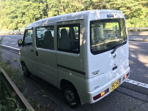 路肩にとまるエルハウスカー